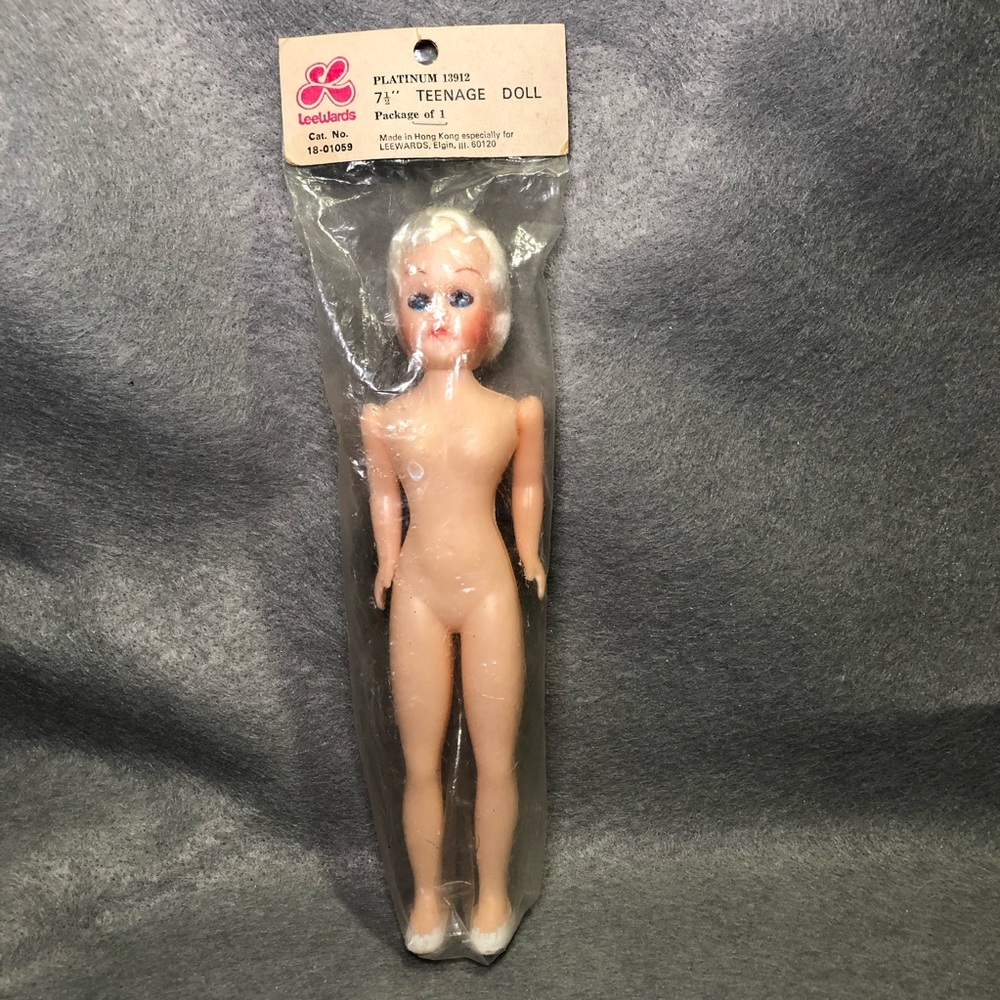 VINTAGE LEE WARDS PLATINUM 13912 DRESS ME DOLL, 7 1/2”